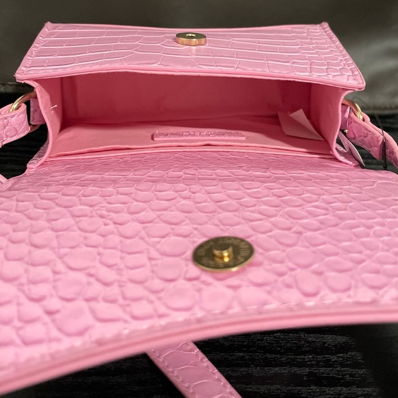 Sportsgirl Mackenzie Pink Curved Crossbody Bag - Picture 4 of 6